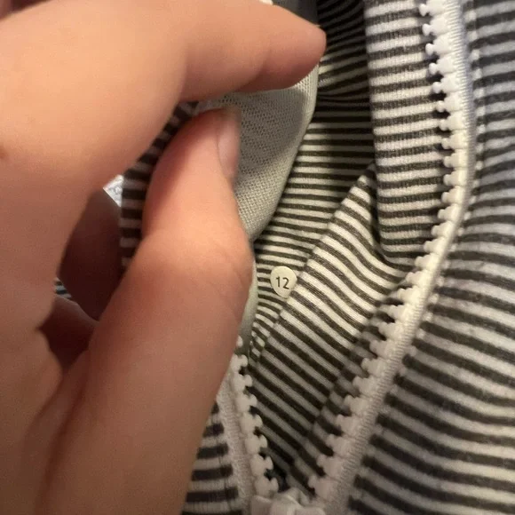 Lululemon Define Jacket Sz 12 In Tonka
Stripe Heathered Slate White - Picture 9 of 13